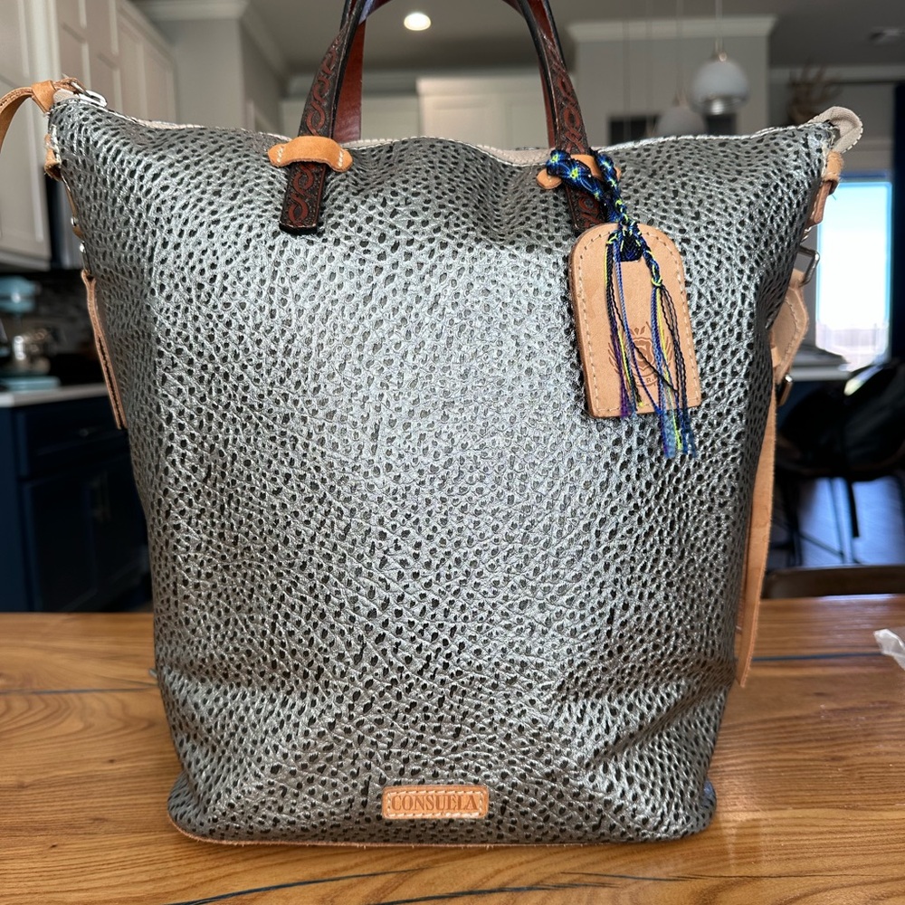 Consuela Sling Bag – Tommy (Metallic Silver Pebble
